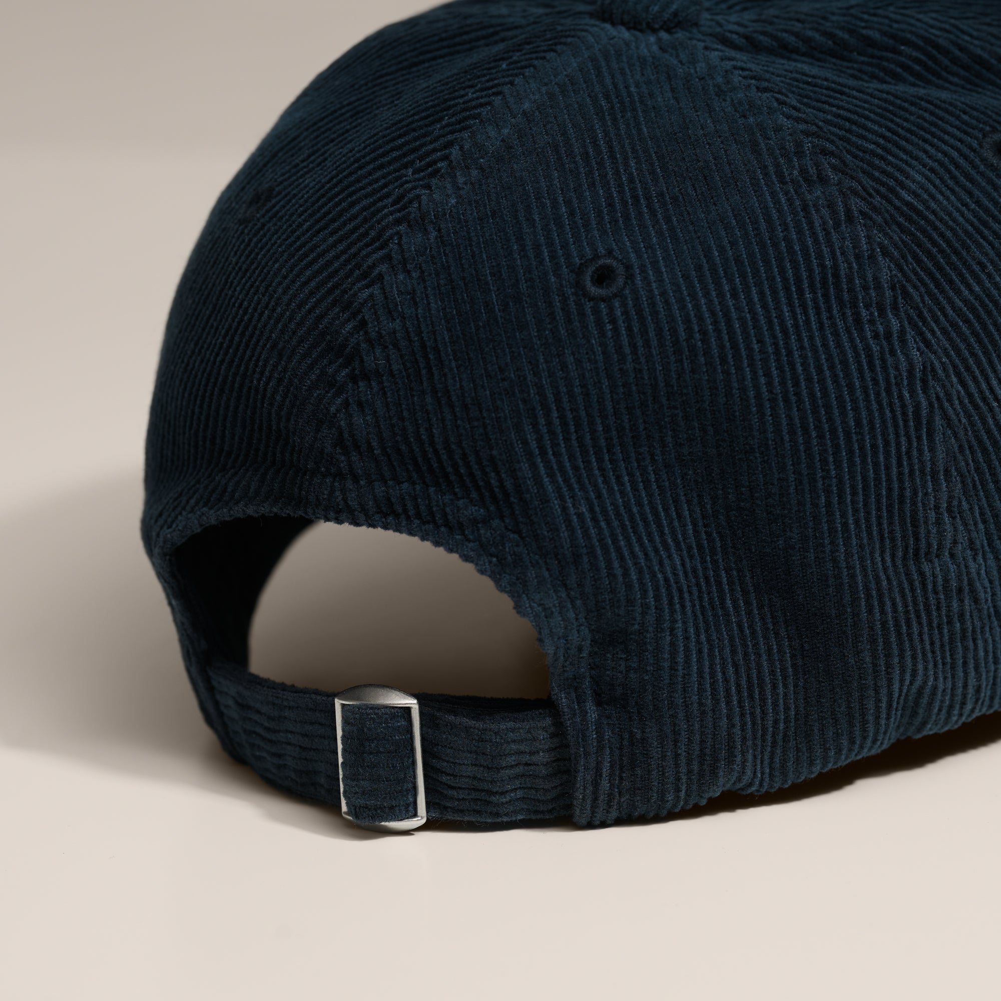 Adjustable metal buckle on navy Gårdisto corduroy cap