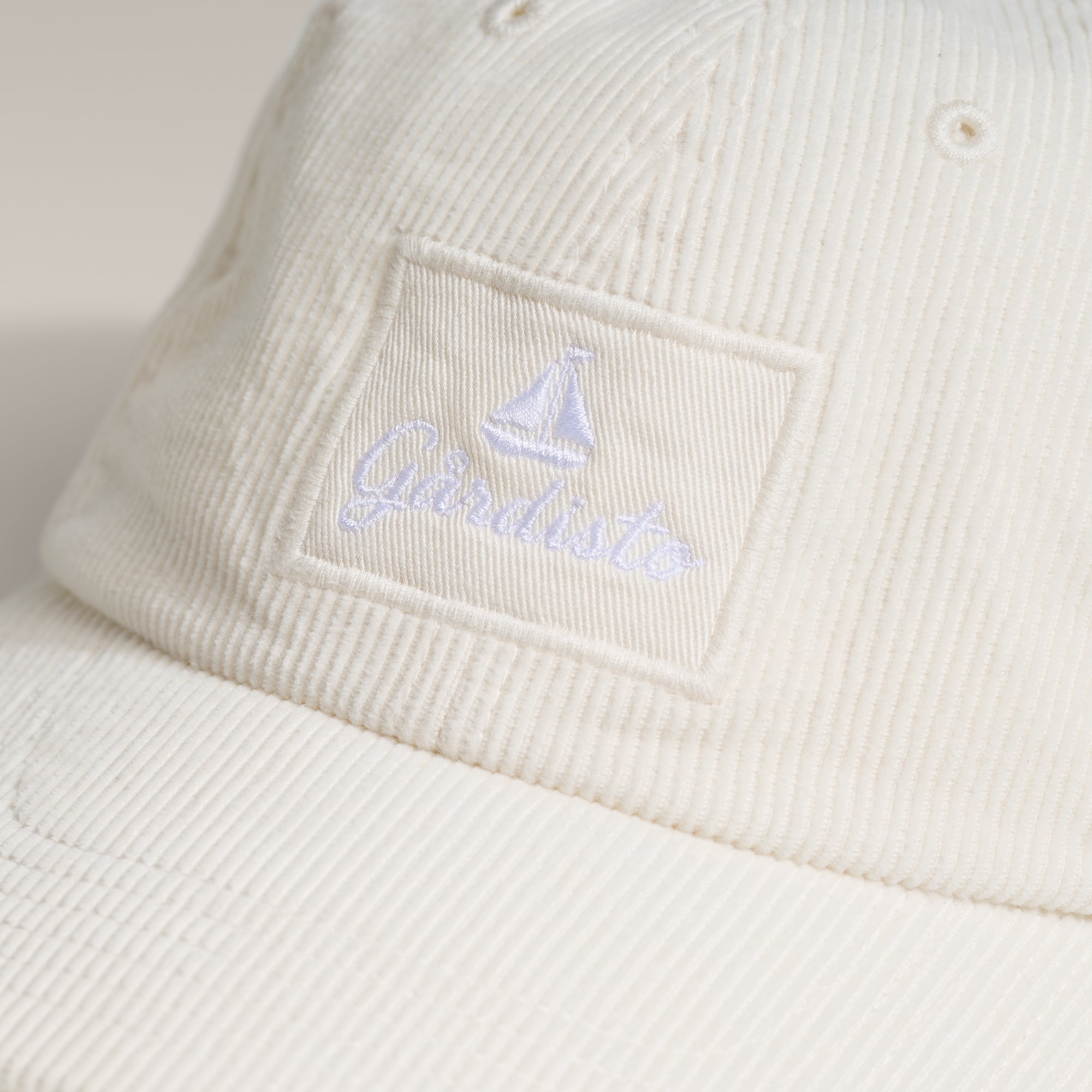 Embroidered Gårdisto sailboat logo on sand corduroy cap
