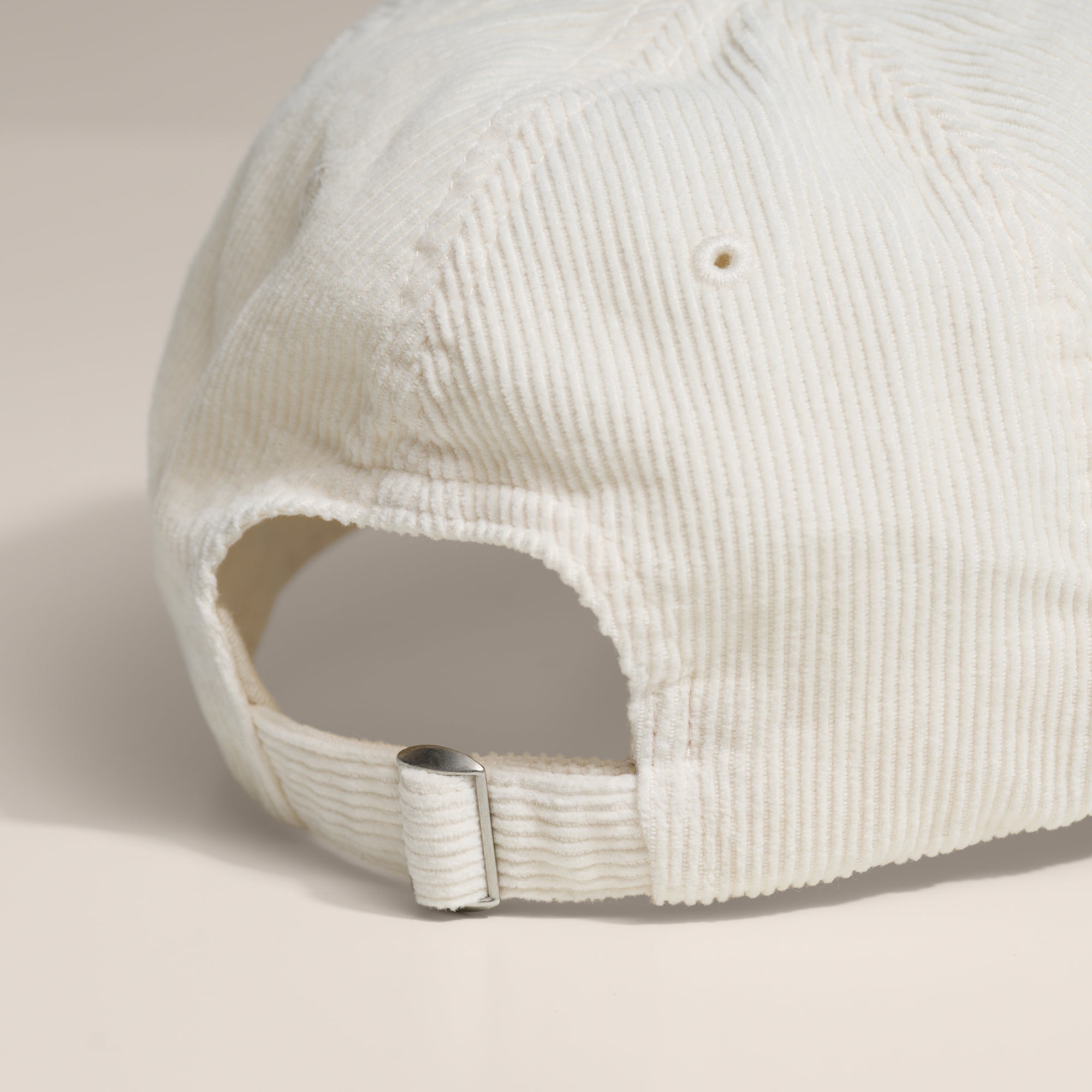 Adjustable metal buckle on sand Gårdisto corduroy cap