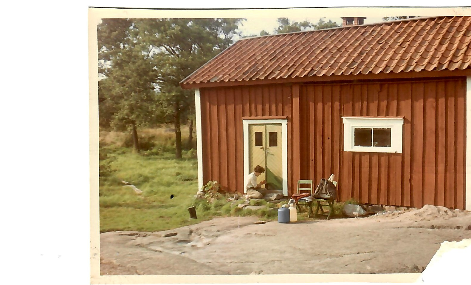 Familjens skärgårdsstuga byggs för hand.
